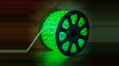 Дюралайт LED, постоянное свечение (2W) - зелёный, 36 LED/м (бухта 100 м) Neon-Night, обзор включенной гирлянды – картинка.